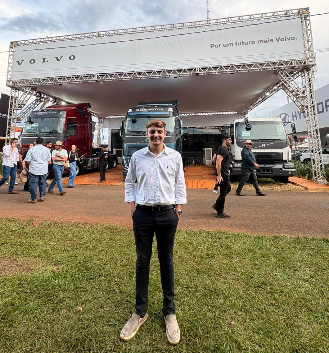 Fundador da Eixo Digital em evento Volvo